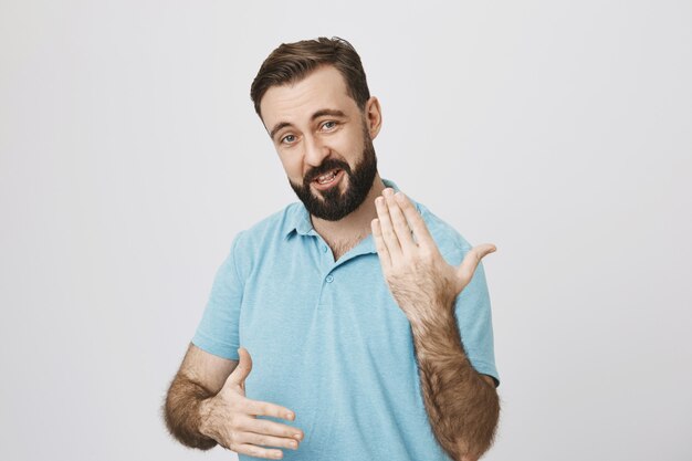 Apuesto hombre de mediana edad con barba gesticulando y hablando