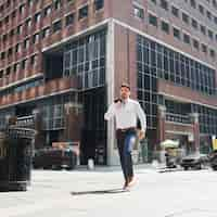 Foto gratuita apuesto hombre de negocios corriendo en la calle