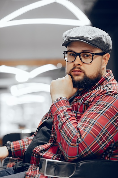 Apuesto hombre de negocios en una peluquería