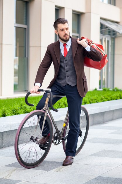 Apuesto hombre de negocios y su bicicleta