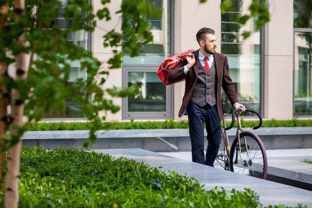 Apuesto hombre de negocios y su bicicleta