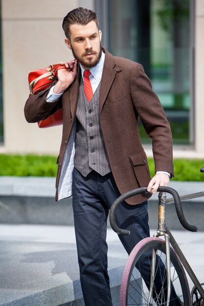 Apuesto hombre de negocios y su bicicleta