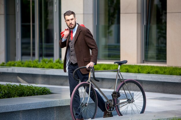 Apuesto hombre de negocios y su bicicleta