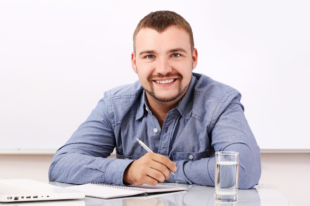 Apuesto hombre de negocios en su lugar de trabajo