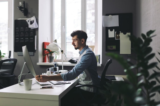 Apuesto hombre de negocios trabajando en oficina