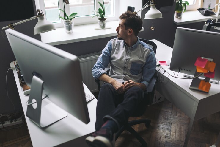 Foto gratuito un apuesto hombre de negocios trabajando en una oficina.
