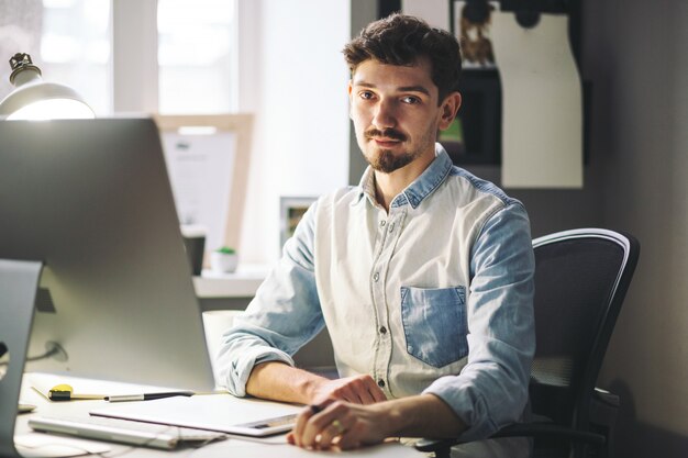 Apuesto hombre de negocios trabajando en oficina