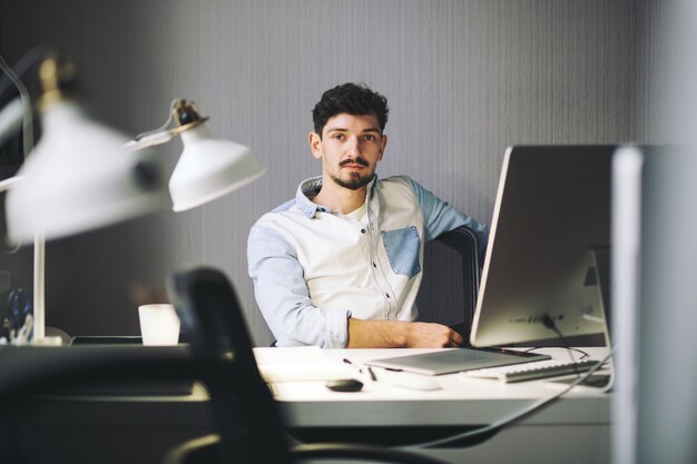 Apuesto hombre de negocios trabajando en oficina