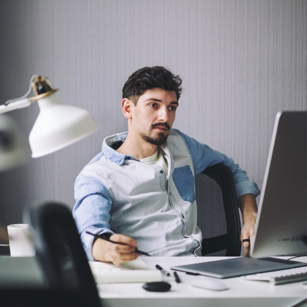 Apuesto hombre de negocios trabajando en oficina