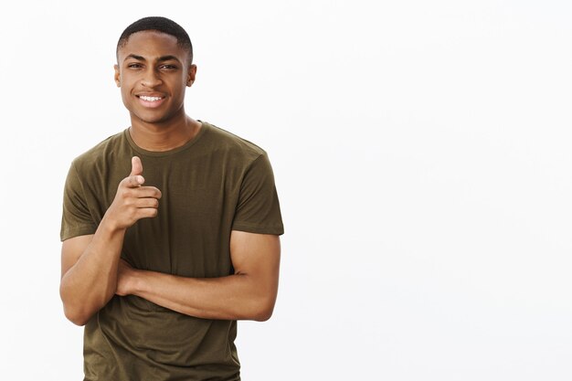 Apuesto joven afroamericano con camiseta caqui