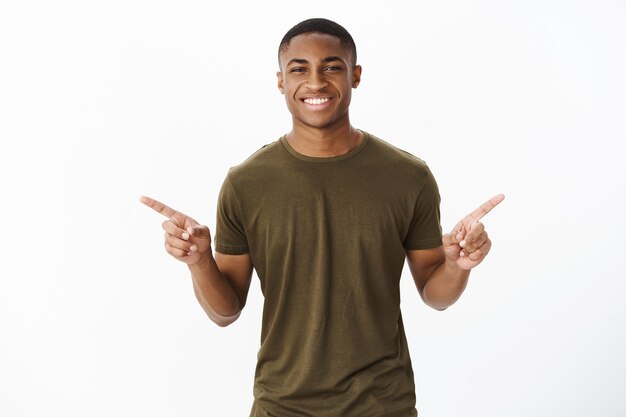 Apuesto joven afroamericano con camiseta caqui