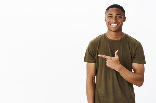Apuesto joven afroamericano con camiseta caqui