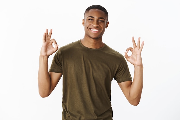 Apuesto joven afroamericano con camiseta caqui