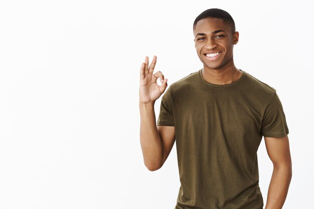 Apuesto joven afroamericano con camiseta caqui