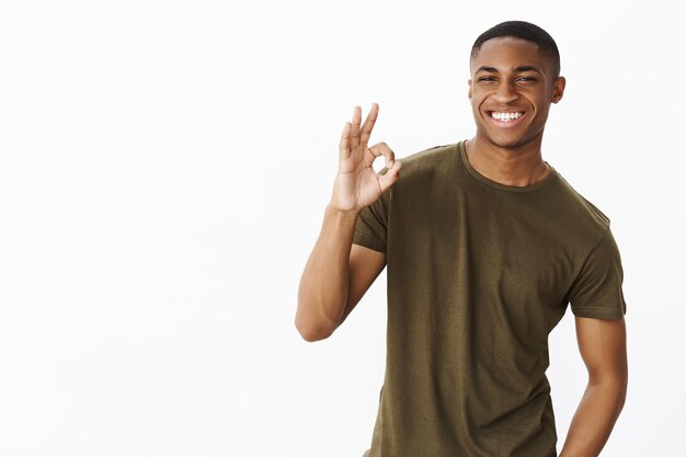 Apuesto joven afroamericano con camiseta caqui