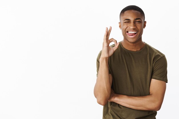 Apuesto joven afroamericano con camiseta caqui