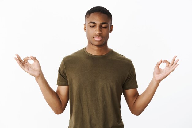 Apuesto joven afroamericano con camiseta caqui