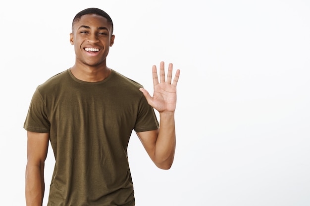 Apuesto joven afroamericano con camiseta caqui