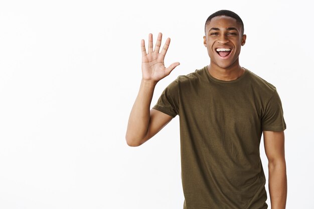 Apuesto joven afroamericano con camiseta caqui