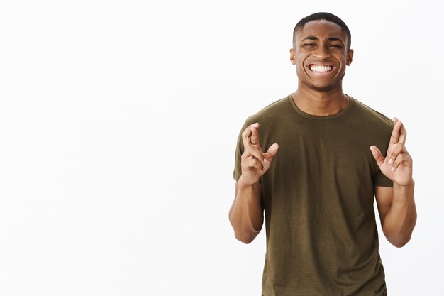 Apuesto joven afroamericano con camiseta caqui