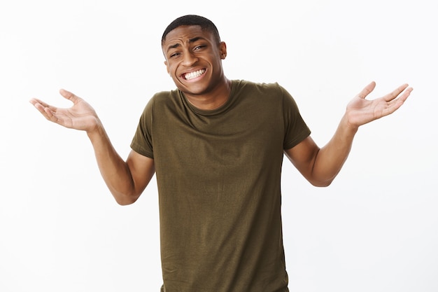 Apuesto joven afroamericano con camiseta caqui