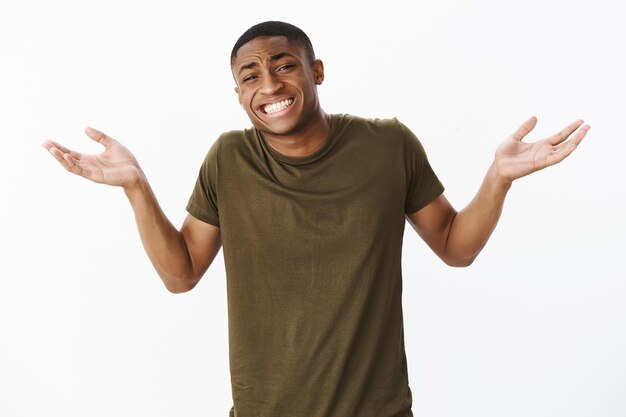 Apuesto joven afroamericano con camiseta caqui