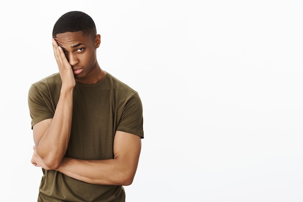 Apuesto joven afroamericano con camiseta caqui