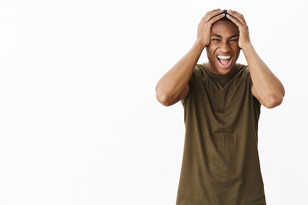 Foto gratuita apuesto joven afroamericano con camiseta caqui