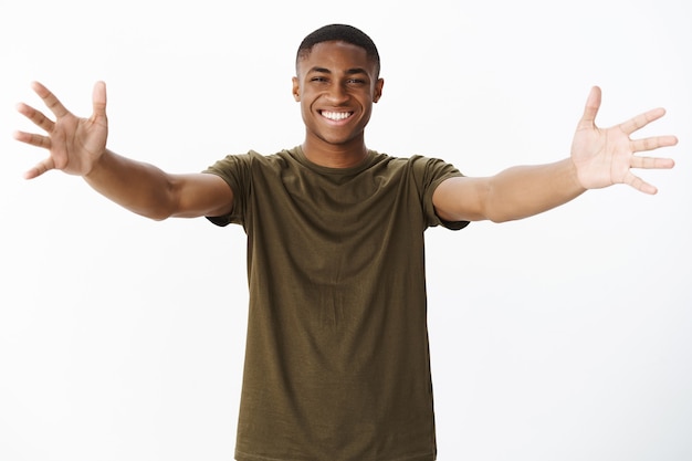 Apuesto joven afroamericano con camiseta caqui