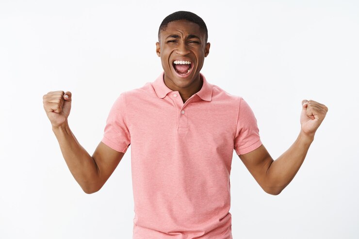 Foto gratuito apuesto joven afroamericano con camiseta polo rosa