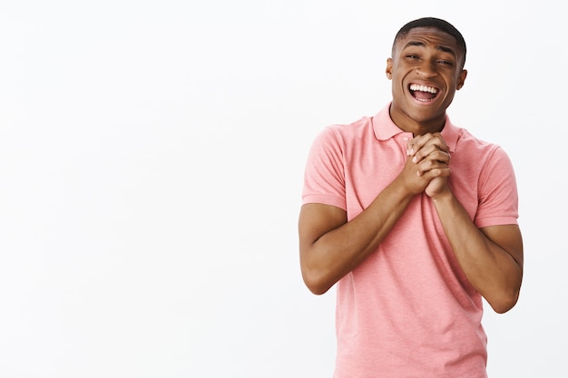 Apuesto joven afroamericano con camiseta polo rosa