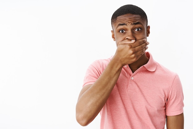 Apuesto joven afroamericano con camiseta polo rosa