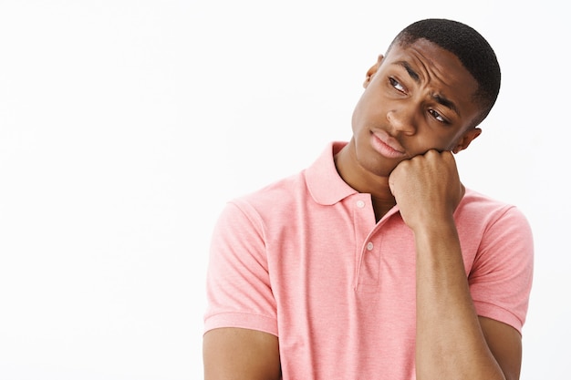 Apuesto joven afroamericano con camiseta polo rosa