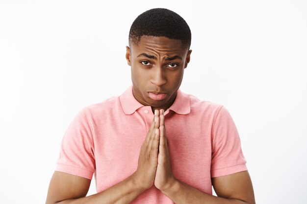 Apuesto joven afroamericano con camiseta polo rosa