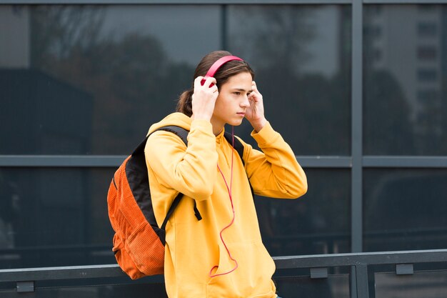 Apuesto joven con auriculares