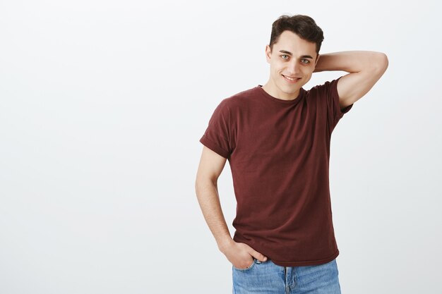 apuesto joven confiado en camiseta roja