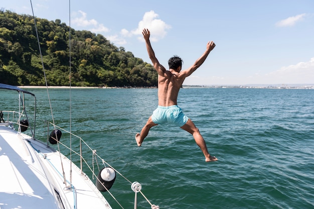 Apuesto joven disfrutando de tiempo en barco