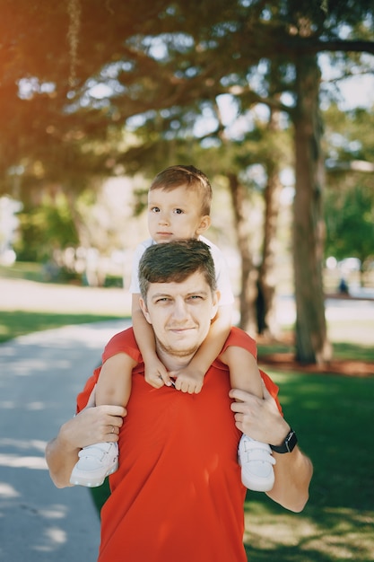 Apuesto joven padre con un hijo joven