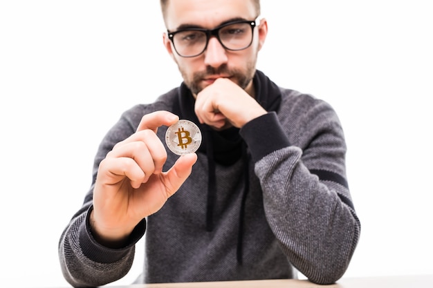 Apuesto joven pensando en bitcoin aislado en blanco