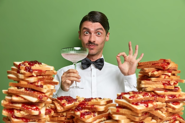 Foto gratuita apuesto joven rodeado de sándwiches de gelatina de mantequilla de maní