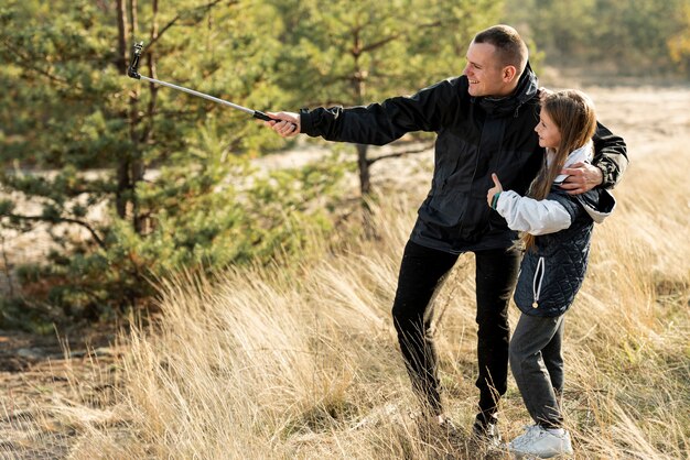 Apuesto padre tomando una selfie con hija