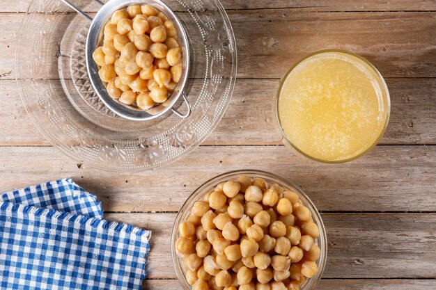 Aquafaba de agua de garbanzo aislado sobre fondo blanco. El agua de garbanzos es un sustituto de los huevos en la repostería.