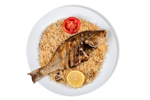 Foto gratuita arabe sheri pescado arroz mandi con rebanada de limón servido en el plato vista superior de la comida de oriente medio