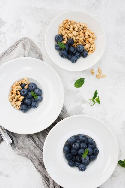 Arándanos y nueces de comida saludable por la mañana