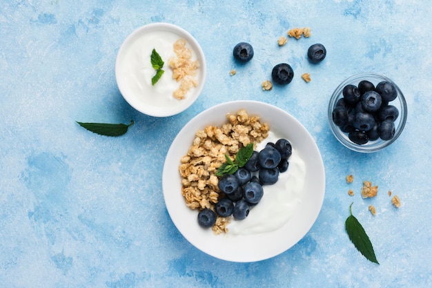 Foto gratuita arándanos y nueces en platos