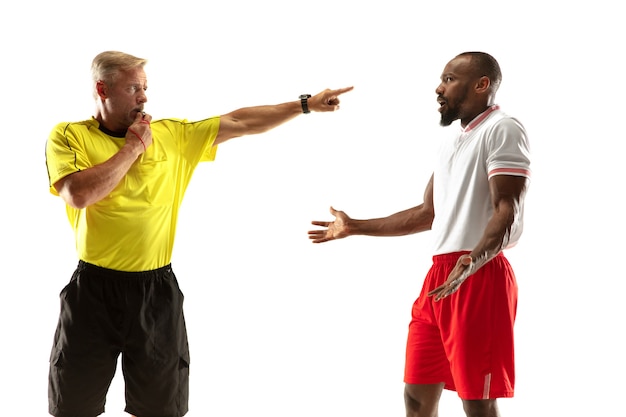 El árbitro da instrucciones con gestos a los jugadores de fútbol o de fútbol.