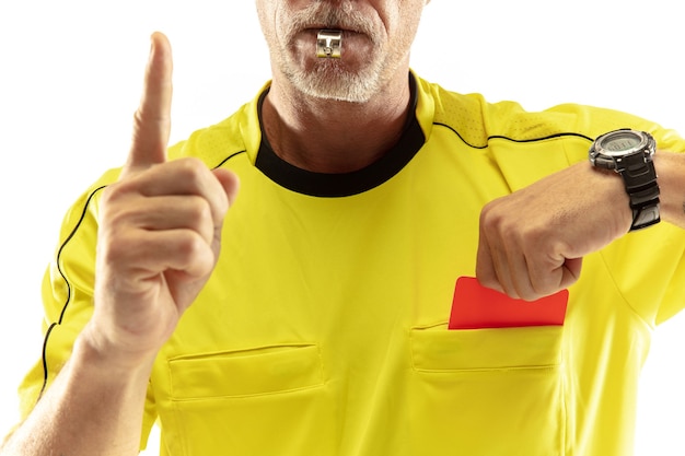 Foto gratuita Árbitro que muestra una tarjeta roja a un jugador de fútbol o fútbol disgustado