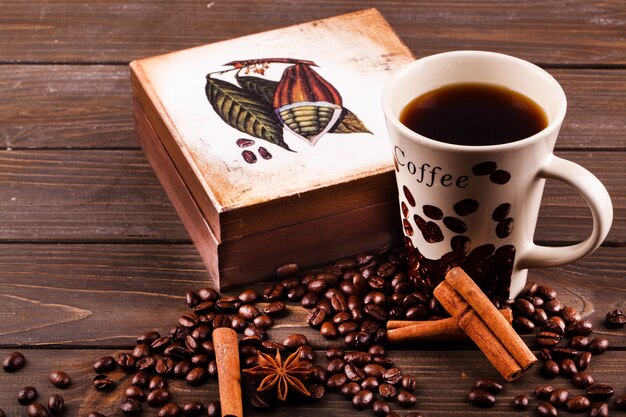 El árbol de anís se encuentra en granos de café antes de una taza de café