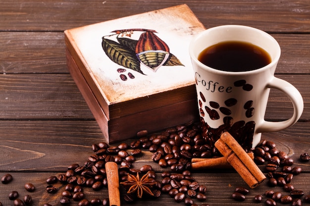 El árbol de anís se encuentra en granos de café antes de una taza de café