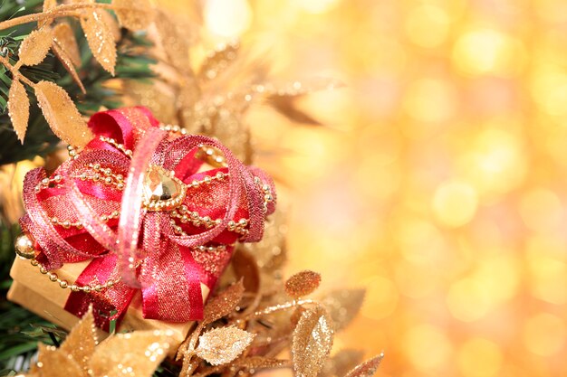 árbol de navidad con adornos